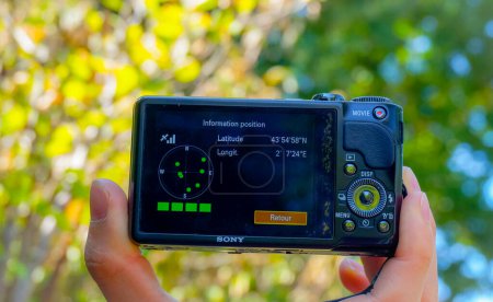 Téléchargez les photos : Tarn, France - Août 2020 - Écran d'une caméra Sony conçue par Japanase, affichant les coordonnées de latitude et de longitude fournies par le signal satellite du système mondial de positionnement (GPS)) - en image libre de droit