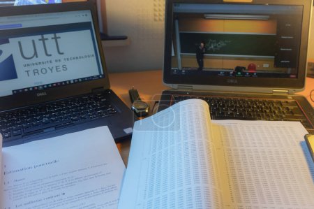 Téléchargez les photos : Troyes, France - Sept. 2020 - Tableaux de valeur des mathématiques statistiques élaborés par les doctorants de l'Université de Technologie de Troyes (UTT), dont le logo apparaît sur un écran d'ordinateur en arrière-plan - en image libre de droit