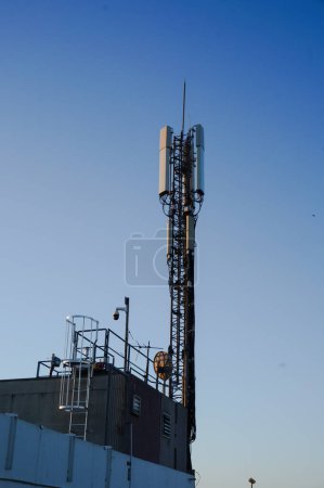 Téléchargez les photos : Pylône en acier de l'antenne de télécommunication de la tour cellulaire installée au sommet du parking de Carmes, qui domine la ville de Toulouse en France, dans un fond bleu ciel à l'aube du matin - en image libre de droit