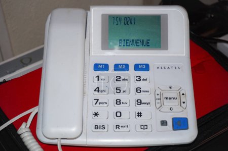 Foto de Occitanie, Francia - Oct. 2020 - Un teléfono fijo anticuado; conectado a un teléfono fijo y diseñado por el fabricante francés Alcatel, cuenta con un auricular, botones y una pantalla monocromática - Imagen libre de derechos