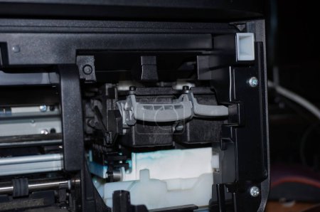 Téléchargez les photos : Mécanisme interne d'une imprimante conçue au Japon, la plupart du temps en plastique dur noir, avec deux cartouches d'encre (noir et couleur) dans leur compartiment, comme on le voit lors de l'ouverture du capot - en image libre de droit