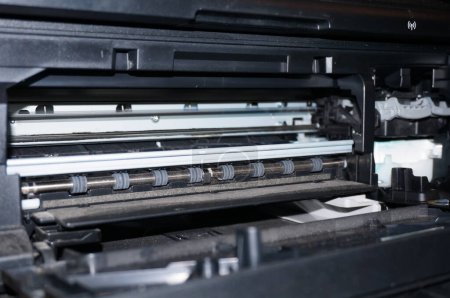 Téléchargez les photos : Mécanisme interne d'une imprimante conçue au Japon, avec le rail de guidage pour la traduction des cartouches d'encre et le rouleau de convoyeur avec son arbre pour pousser la feuille de papier - en image libre de droit