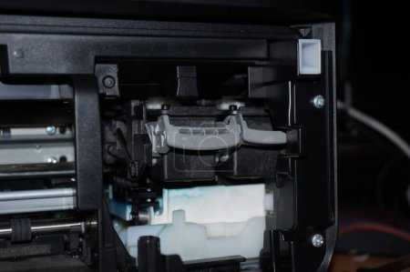 Foto de Occitanie, Francia - Nov. 2020 - Mecanismo interno de una impresora de inyección de tinta Canon diseñada en Japón, con dos cartuchos de tinta (negro y color) en su compartimento, como se ve cuando se abre en la capucha - Imagen libre de derechos