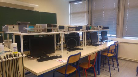 Foto de Reims, Francia - Marzo 2021 - Práctica sala de trabajo en ingeniería eléctrica en el Campus URCA Moulin de la Housse; cada estación de trabajo está equipada con un ordenador de sobremesa, un oscilador y un generador - Imagen libre de derechos