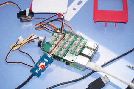 Téléchargez les photos : Reims, France - Ma 2022 - Un contrôleur Raspberry Pi 3b (micro-ordinateur), dont le boîtier a été retiré, câblé vers des périphériques via une extension de chapeau GPIO, et connecté à un port Ethernet via un câble RJ45 - en image libre de droit