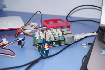 Foto de Reims, Francia - Ma 2022 - Un controlador Raspberry Pi 3b (microordenador), con su estuche retirado, conectado a dispositivos periféricos a través de una extensión de sombrero GPIO, y conectado a un puerto Ethernet a través de un cable RJ45 - Imagen libre de derechos