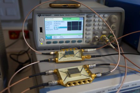 Foto de Toulouse, Francia - Mayo 2023 - Un par de Mini-Circuitos QPSK modulador y demodulador se prueba en un laboratorio de optrónica de ISAE Supaero: el primero se alimenta con un generador de forma de onda Keysight - Imagen libre de derechos