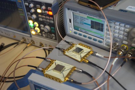 Foto de Toulouse, Francia - Mayo 2023 - Un par de Mini-Circuitos QPSK modulador y demodulador se prueba en un laboratorio de optrónica de ISAE Supaero: el primero se alimenta con un generador de forma de onda Keysight - Imagen libre de derechos