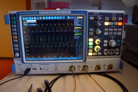 Foto de Toulouse, Francia - Mayo 2023 - Un osciloscopio Rhode and Schwarz que muestra dos formas de onda de rafiofrecuencia, en un laboratorio de optrónica del Instituto Superior de Aeronáutica y Espacio (ISAE Supaero) - Imagen libre de derechos