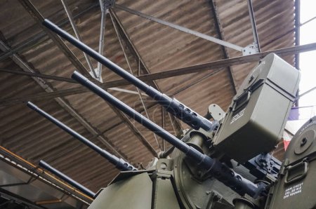 Foto de Troyes, Francia - Sept. 2020 - Torreta fuertemente armada de una semioruga de transporte de personal blindado M3 estadounidense, con una batería de cuatro ametralladoras con sus cargadores, restaurada por veteranos franceses - Imagen libre de derechos