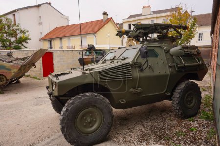 Foto de Troyes, Francia - Sept. 2020 - Un Panhard VBL (Light Armoured Vehicle), un todoterreno del ejército francés fabricado por Renault Trucks Defense, que lleva misiles MBDA Mistral antiaéreos - Imagen libre de derechos