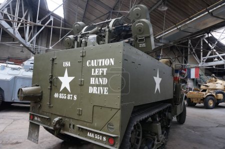 Foto de Troyes, Francia - Sept. 2020 - Final posterior de un semioruga M3 estadounidense del Ejército de los Estados Unidos, leyendo la advertencia "Precaución, volante a la izquierda", un vehículo de combate ampliamente utilizado en Europa durante la Segunda Guerra Mundial - Imagen libre de derechos