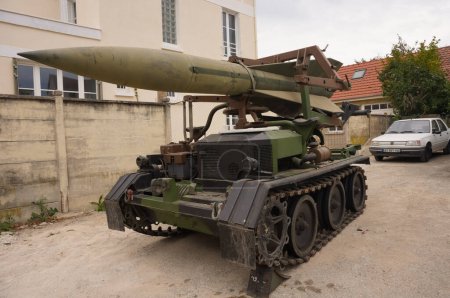 Foto de Troyes, Francia - Sept. 2020 - Un viejo Raytheon MIM-23 estadounidense una vez utilizado por el Ejército francés, diseñado para lanzar un misil antiaéreo Hawk, aquí en posición horizontal, desde un chasis de orugas - Imagen libre de derechos