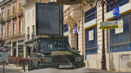 Foto de Mazamet, Francia - Agosto de 2020 - Un Masstech T4 caqui, un vehículo ligero todo terreno 44 basado en el Toyata Land Cruiser y transformado por Technamm, en servicio en el ejército francés, estacionado en el centro de la ciudad - Imagen libre de derechos