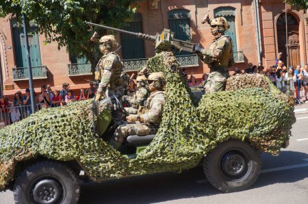 Téléchargez les photos : Toulouse (France) - Le 14 juillet 2023 - Des soldats avec la 11e parade de la brigade de parachutistes sur la rue Ozenne, chevauchant des véhicules légers protégés Panhard (Arquus) PVP lors de la Journée nationale - en image libre de droit