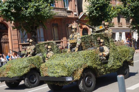 Foto de Toulouse, Francia - 14 de julio de 2023 - Soldados con el desfile de la 11ª brigada de paracaidistas en la calle Ozenne, montando vehículos protegidos con luz Panhard (Arquus) PVP durante el Día Nacional de la unidad militar pasado - Imagen libre de derechos