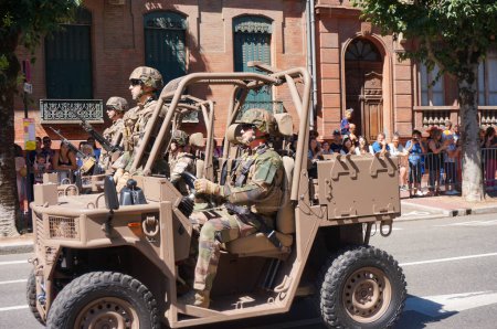 Téléchargez les photos : Toulouse (France) - Le 14 juillet 2023 - Des soldats avec la 11e parade de la brigade de parachutistes sur la rue Ozenne, chevauchant des véhicules légers protégés Panhard (Arquus) PVP lors de la Journée nationale - en image libre de droit