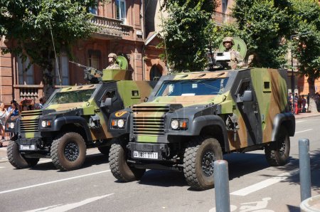 Foto de Toulouse, Francia - 14 de julio de 2023 - Soldados con el desfile de la 11ª brigada de paracaidistas en la calle Ozenne, montando vehículos protegidos con luz Panhard (Arquus) PVP durante el Día Nacional de la unidad militar pasado - Imagen libre de derechos