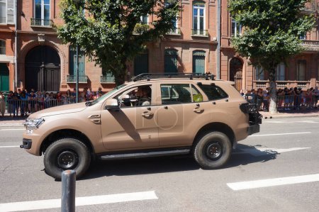 Foto de Toulouse, Francia - 14 de julio de 2023 - Arquus Acmat VT4, vehículos todo terreno protegidos contra la luz, utilizados principalmente en la seguridad nacional para la lucha contra el terrorismo (Vigipirate y Operaciones Sentinales), el Día Nacional - Imagen libre de derechos