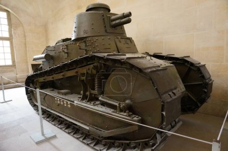Téléchargez les photos : Troyes, France - Sept. 2020 - Tourelle d'un Giat Industries AMX-10P PAC 90, un véhicule blindé de combat chenillé autrefois utilisé par l'armée française, équipé d'un canon automatique de 20 m5m et d'un canon coaxial de 7,62 mm - en image libre de droit