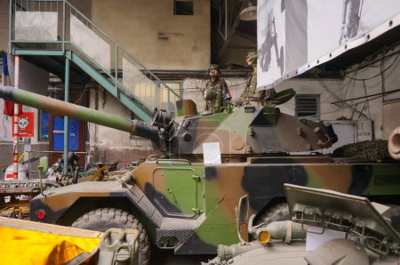 Téléchargez les photos : Troyes, France - Sept. 2020 - Un vieux Panhard ERC-90, une voiture blindée amphibie et tout terrain à 6 roues autrefois utilisée par l'armée française, équipée d'un canon de 90 mm et fabriquée par Renault Defense - en image libre de droit