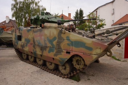 Foto de Troyes, Francia - Sept. 2020 - Un Giat AMX-10P PAC 90, un vehículo blindado de combate con orugas utilizado una vez por el Ejército francés, con un cañón automático de 20 mm y una ametralladora coaxial de 7,62 mm en la torreta - Imagen libre de derechos