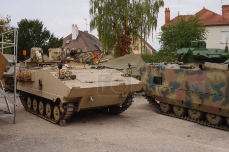 Foto de Troyes, Francia - Sept. 2020 - Dos variantes con diferentes torretas del AMX-10P, un vehículo blindado de combate tracklay utilizado una vez por el Ejército francés, fabricado por Giat Industries (Nexter) - Imagen libre de derechos