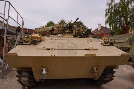 Foto de Troyes, Francia - Sept. 2020 - Frente a un AMX-10P, un vehículo blindado de combate con orugas que una vez fue utilizado por el Ejército francés, fabricado por Giat Industries (ahora Nexter) y con un cañón automático de 20 mm - Imagen libre de derechos