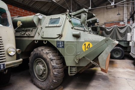 Téléchargez les photos : Troyes, France - Sept. 2020 - Un VAB avec une lame dozer anciennement utilisé par le génie militaire de l'armée française ; ce véhicule blindé de transport de troupes (APC) est fabriqué par Renault Trucks Defense - en image libre de droit