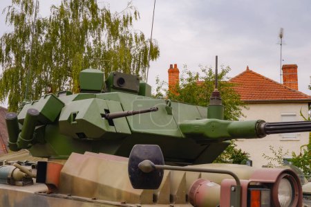 Téléchargez les photos : Troyes, France - Sept. 2020 - Tourelle d'un Giat Industries AMX-10P PAC 90, un véhicule blindé de combat à chenilles autrefois utilisé par l'armée française, équipé d'un canon automatique de 20 mm et d'un canon coaxial de 7,62 mm - en image libre de droit