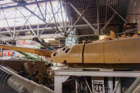Foto de Troyes, Francia - Sept. 2020 - Un Sherman M4 sin torretas, un icónico tanque de batalla estadounidense utilizado en la Segunda Guerra Mundial, actualmente mantenido y exhibido por veteranos del Ejército francés en un conservatorio especializado - Imagen libre de derechos