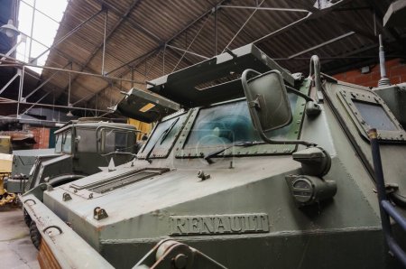 Foto de Troyes, Francia - Sept. 2020 - Un Sherman M4 sin torretas, un icónico tanque de batalla estadounidense utilizado en la Segunda Guerra Mundial, actualmente mantenido y exhibido por veteranos del Ejército francés en un conservatorio especializado - Imagen libre de derechos