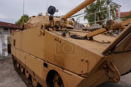 Téléchargez les photos : Troyes, France - Sept. 2020 - Un AMX-10P PAC 90 de couleur sable, un véhicule blindé de combat à chenilles autrefois utilisé par l'armée française, fabriqué par Giat Industries (Nexter) et équipé d'un canon de 90 mm - en image libre de droit