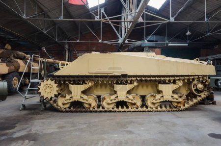Téléchargez les photos : Troyes, France - Sept. 2020 - Un Sherman M4 sans tourelle, un char de combat américain emblématique utilisé pendant la Seconde Guerre mondiale, actuellement entretenu et exposé par des vétérans de l'armée française dans un conservatoire spécialisé - en image libre de droit