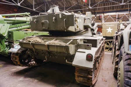 Foto de Troyes, Francia - Sept. 2020 - Espalda de un tanque ligero Giat Industries (Nexter) AMX 13, anteriormente utilizado por el Ejército francés, exhibido junto a un obús autopropulsado F3 de 155 mm también montado en un AMX 13 - Imagen libre de derechos
