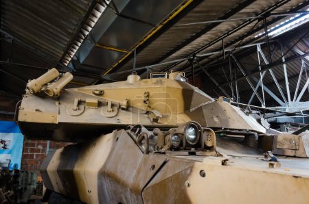 Foto de Troyes, Francia - Sept. 2020 - La torreta giró hacia los lados de un Giat Industries AMX-10 RC, un vehículo anfibio de 66 ruedas utilizado una vez por el ejército francés, con una armadura de color arena - Imagen libre de derechos