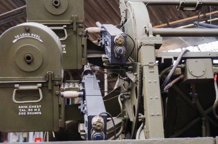 Foto de Troyes, Francia - Sept. 2020 - Cajas de municiones y ametralladoras Browning de 12,7 mm montadas en la torreta de un semioruga M3 estadounidense fuertemente armado, un vehículo de combate utilizado durante la Segunda Guerra Mundial - Imagen libre de derechos