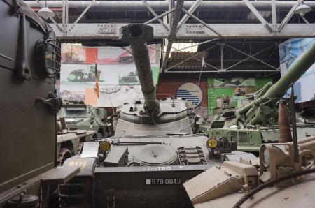 Foto de Troyes, Francia - Sept. 2020 - Un viejo tanque ligero AMX 13 de Giat Industries (Nexter), anteriormente utilizado por el Ejército francés, con un cañón de 90 mm y exhibido junto a un obús autopropulsado F3 de 155 mm - Imagen libre de derechos
