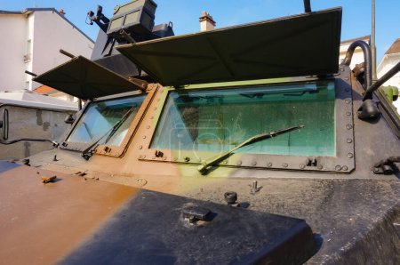Foto de Troyes, Francia - Sept. 2020 - Capucha delantera, montaje de armas y parabrisas con limpiaparabrisas y vidrio a prueba de balas de un VAB retirado, un camión blindado fabricado por Renault Trucks Defense para el Ejército francés - Imagen libre de derechos