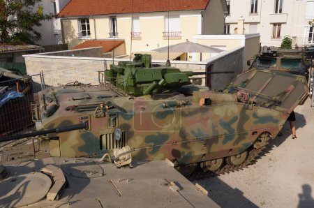 Téléchargez les photos : Troyes, France - Sept. 2020 - Vue latérale d'un AMX-10 P en camouflage forestier, un véhicule d'infanterie amphibie à la retraite (char léger) développé par Giat Industries (aujourd'hui Nexter) pour l'armée française - en image libre de droit