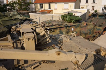 Foto de Troyes, Francia - Sept. 2020 - Vista superior sobre dos AMX-10 Ps lado a lado, una vez utilizados por el Ejército francés, de dos variantes diferentes (una con cañones de 20 mm y 7,62 mm, la otra con torreta Dragar) - Imagen libre de derechos
