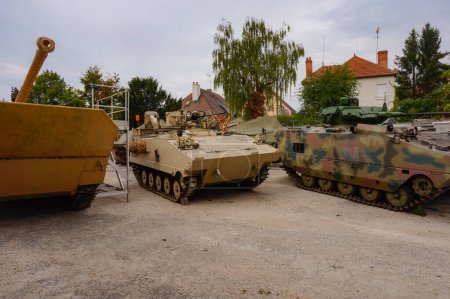 Foto de Troyes, Francia - Sept. 2020 - Tres AMX-10P retirados uno al lado del otro; los AMX-10P fueron rastreados combatiendo vehículos (tanques ligeros) una vez desarrollados por el fabricante Giat Industries para el ejército francés - Imagen libre de derechos
