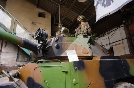 Téléchargez les photos : Troyes, France - Sept. 2020 - Un vieux Panhard ERC-90, un véhicule blindé amphibie et résistant à la NBC autrefois utilisé par l'armée française, avec deux mannequins soldats dans la tourelle, derrière le canon de 90 mm - en image libre de droit