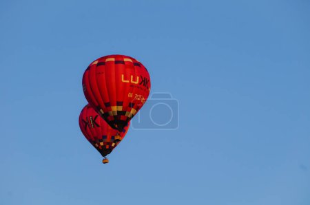 Foto de Globos de aire caliente de colores en el cielo azul
. - Imagen libre de derechos