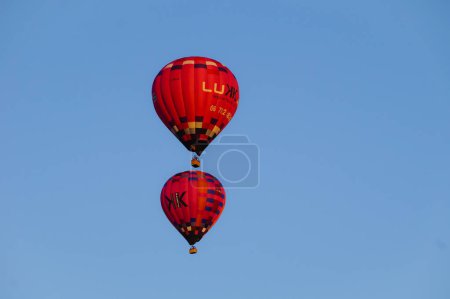 Téléchargez les photos : Montgolfières colorées à air chaud dans le ciel bleu
. - en image libre de droit