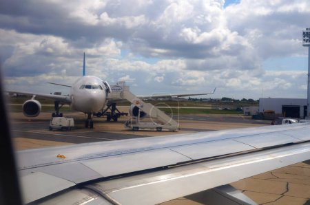 Foto de Orly, Francia - Junio 2019 - Aviones Airbus A350 de largo alcance de dos motores de la aerolínea francesa Corsair International en la pista del aeropuerto de París-Orly, abordando con escaleras autopropulsadas montadas en camiones - Imagen libre de derechos