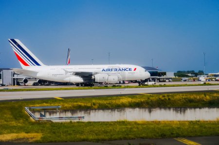 Foto de Paris-Roissy CDG Airport, France -June 2019- Aviones de dos pisos de largo alcance Airbus A380 sobre asfalto, operados por la compañía aérea Air France; es el avión más grande del mundo - Imagen libre de derechos