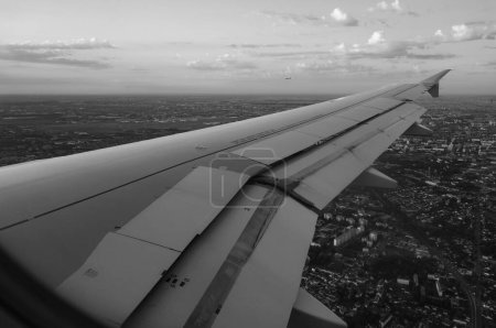 Foto de Vista del ala del ala de un avión - Imagen libre de derechos