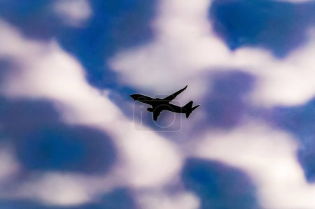 Foto de Un avión en el cielo con las nubes - Imagen libre de derechos