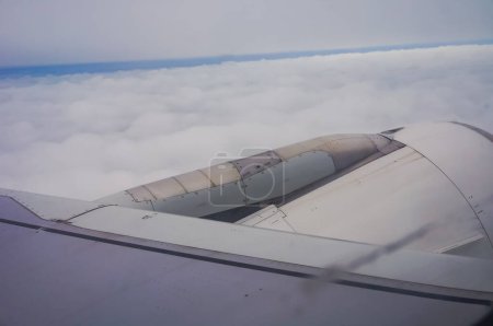 Téléchargez les photos : Avion volant au-dessus des nuages dans le ciel - en image libre de droit